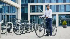 Vélo électrique de fonction et flotte d'entreprise devant un immeuble de bureaux