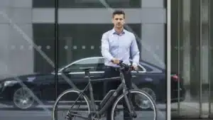 Vélo de fonction ou voiture de fonction : le choix de mobilité en entreprise
